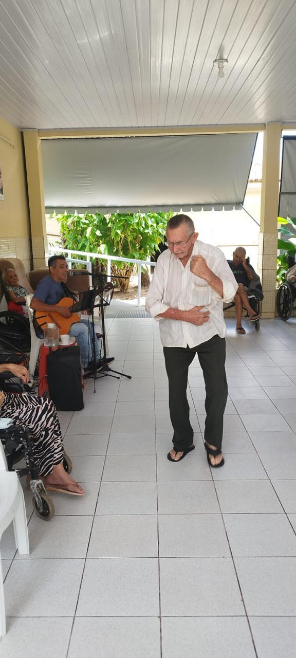 Residente dançando ao som da música ao vivo