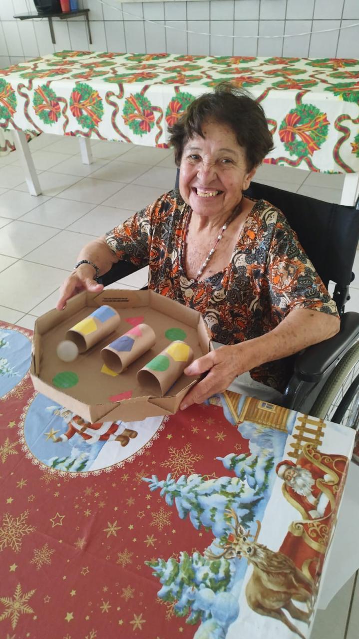 Residente sorridente com jogo de encaixe de formas