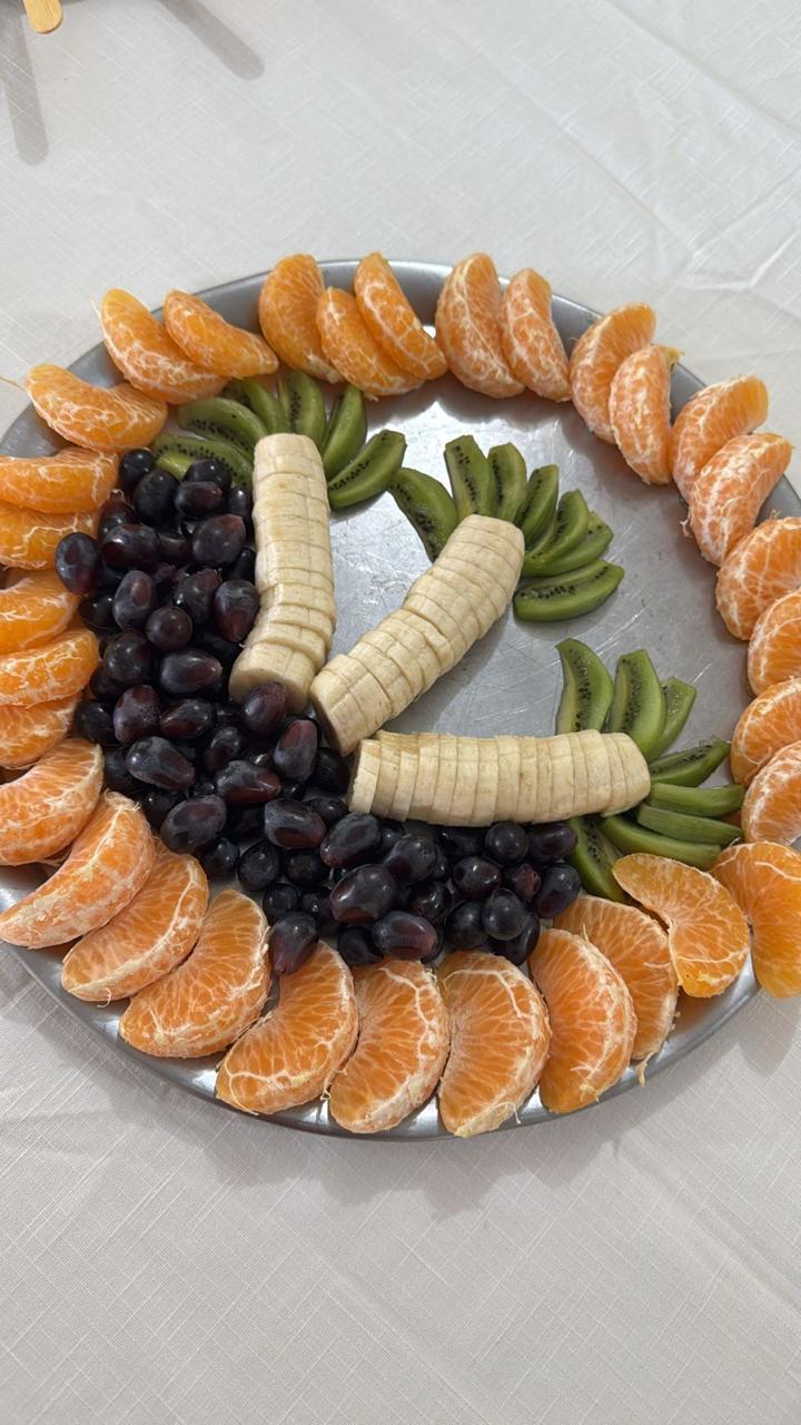 Bandeja de frutas cítricas e uvas