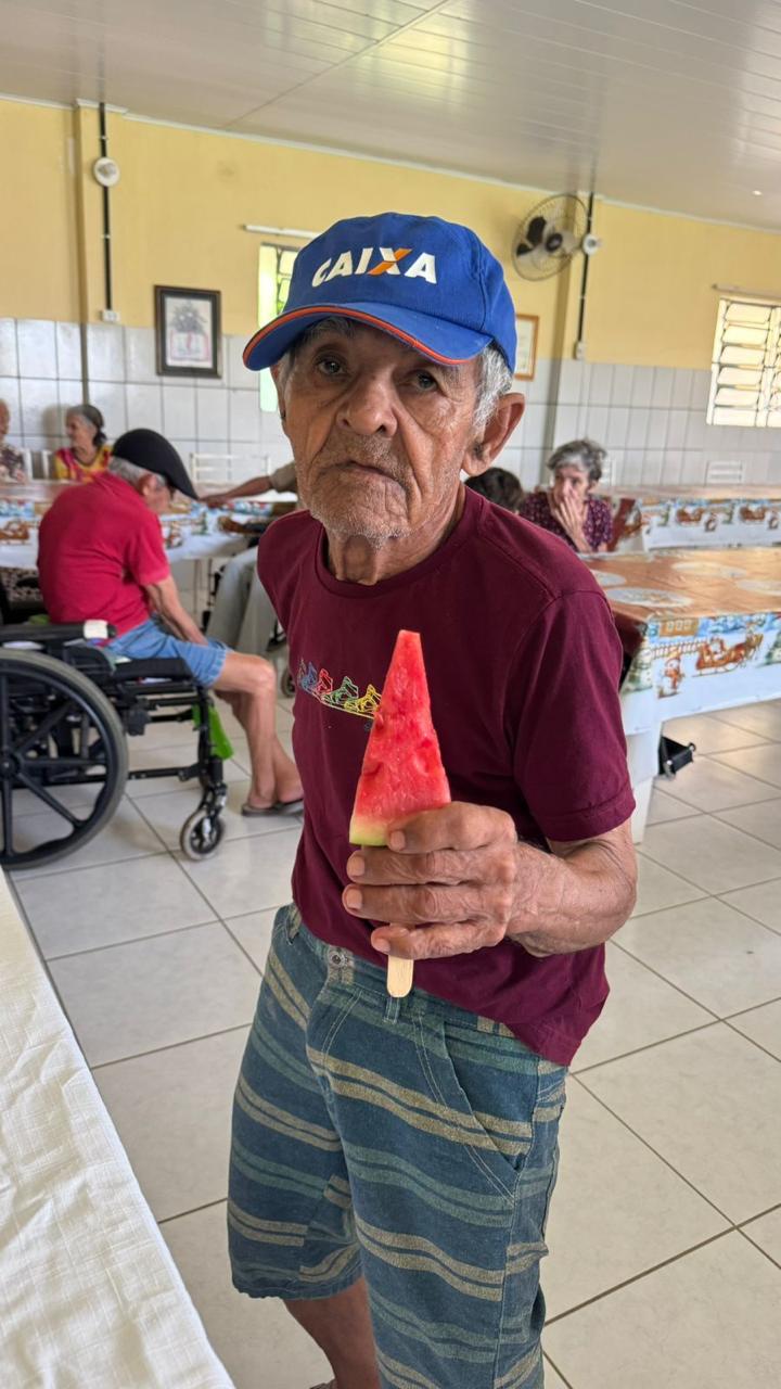 Residente saboreando fruta no lanche da tarde