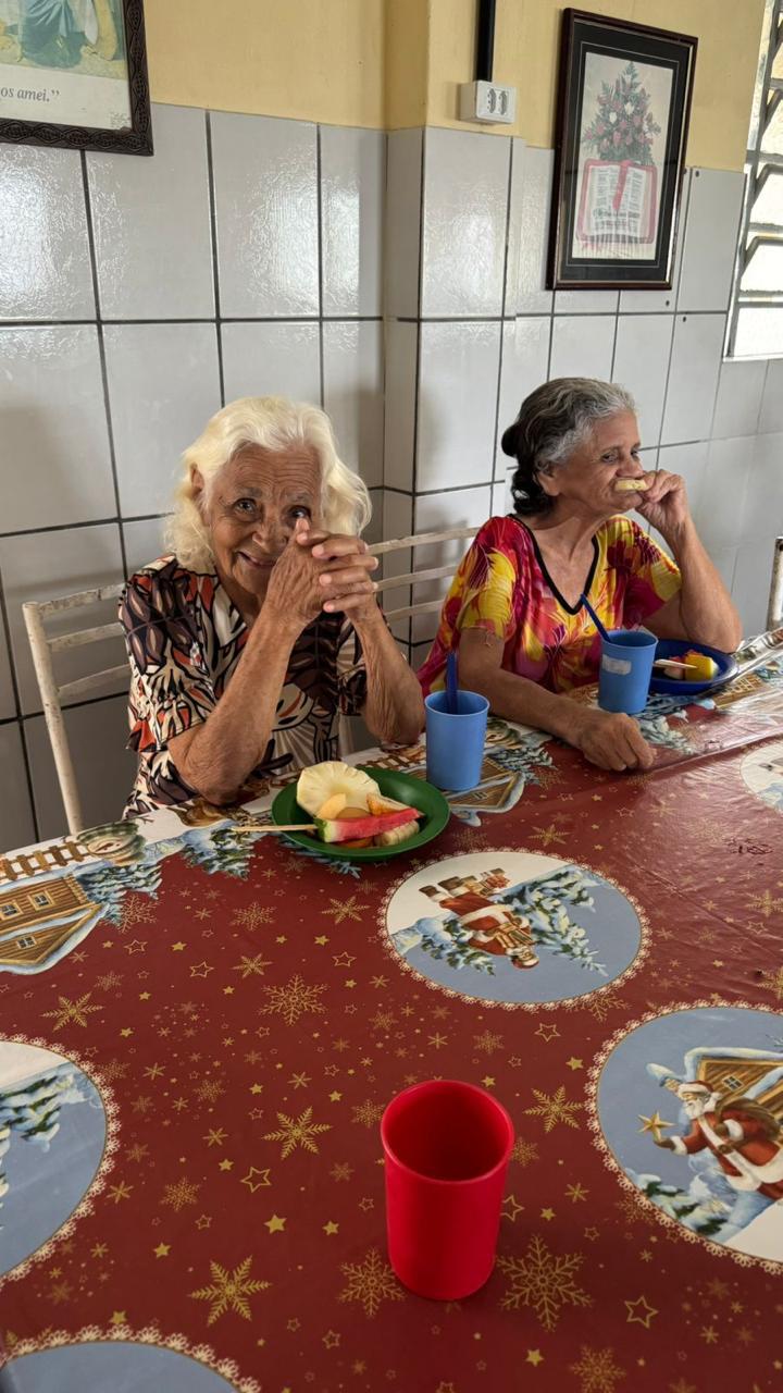 Residentes saboreando o lanche da tarde