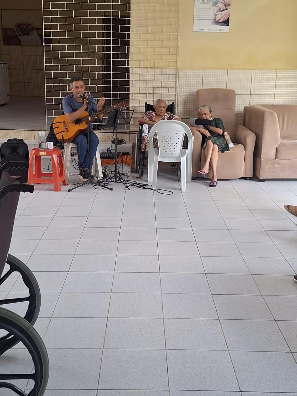 Música ao vivo na sala de convivência